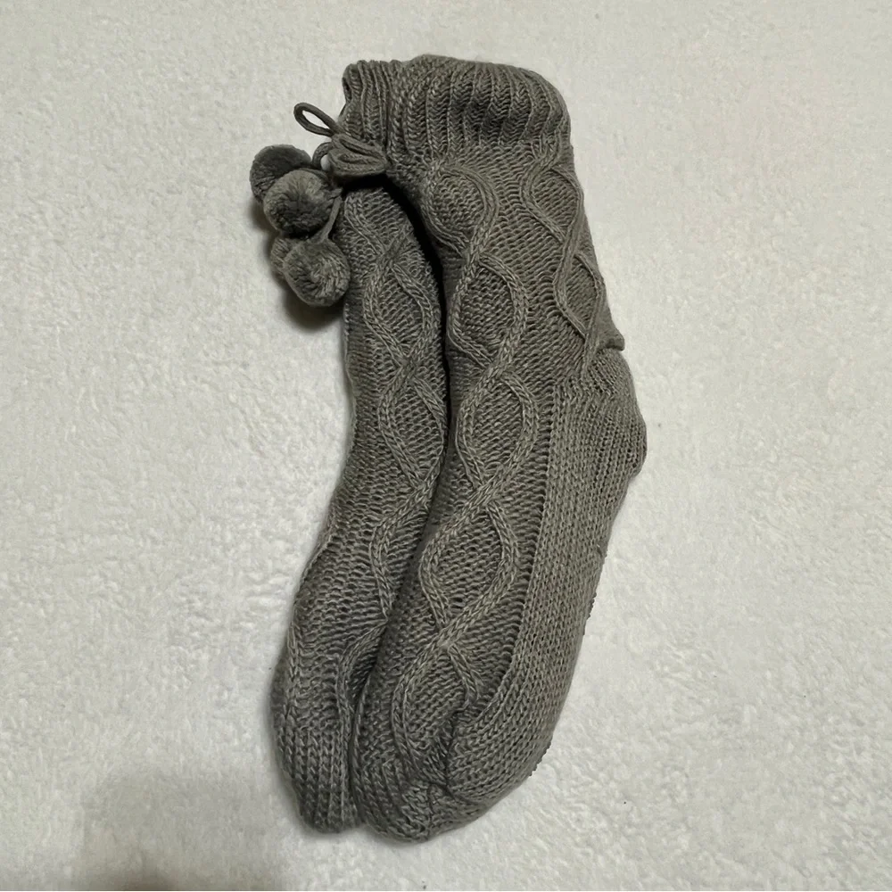Muk Luks Women’s Pom Pom Cabin Knit Socks Gray Size L/XL 8–11 NWT